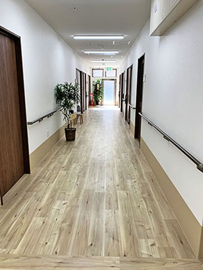 住宅型有料老人ホームおかやま荘の内観写真（渡り廊下）
